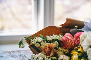 Sympathy_flower_bouquet_with_pink_roses_and_babys_breath